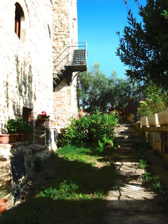 Aparthotel Castello Di Cisterna Gaglietole Exterior foto