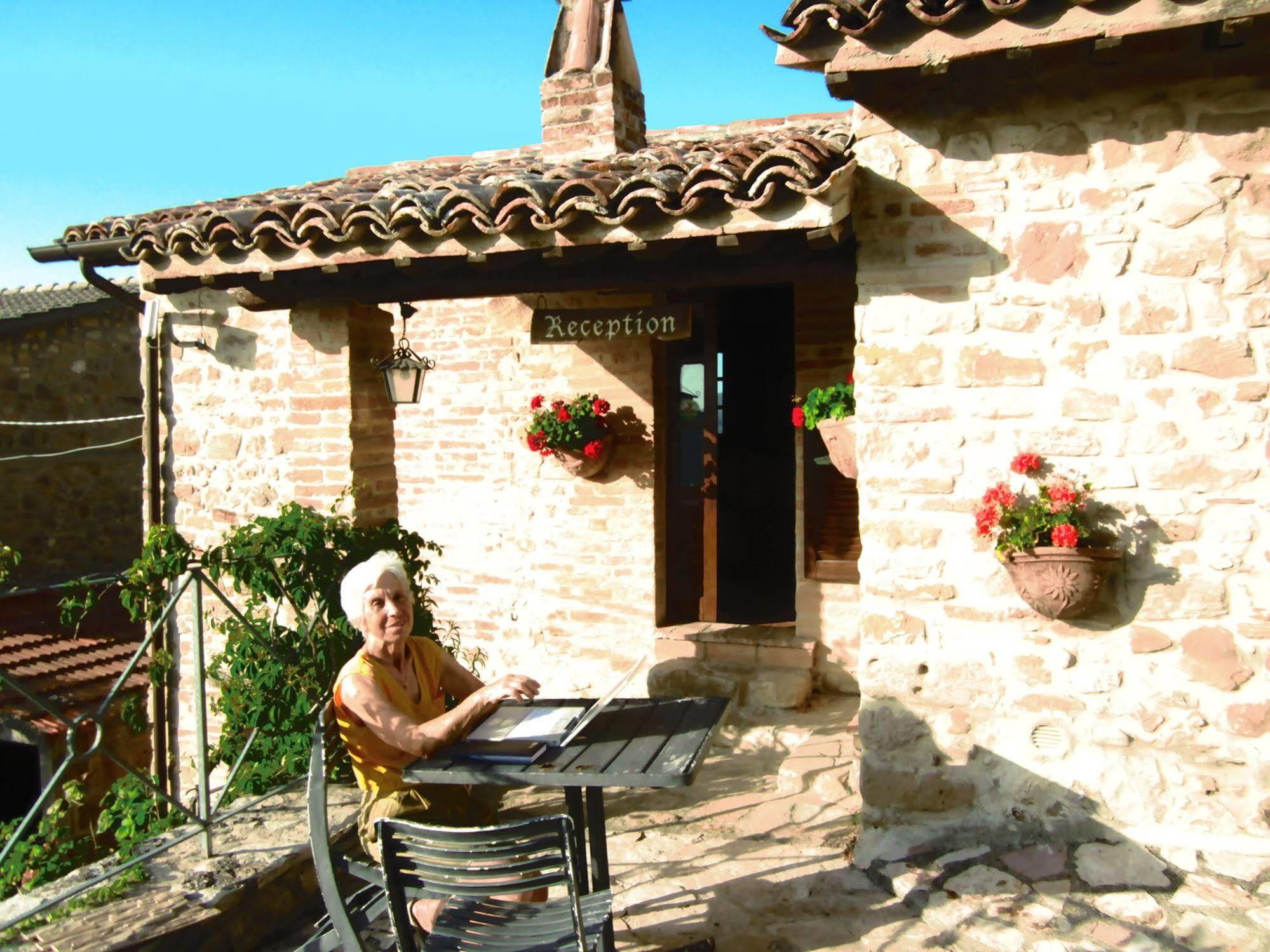 Aparthotel Castello Di Cisterna Gaglietole Exterior foto